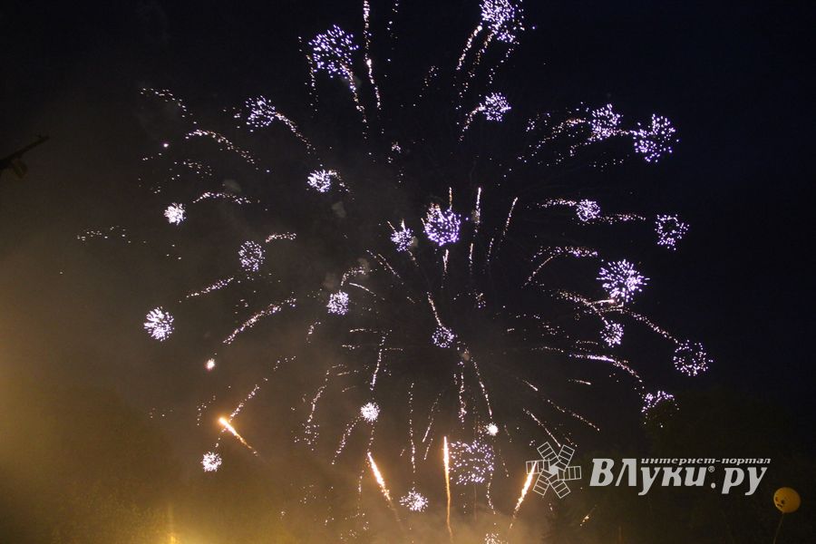 9 мая в Великих Луках. Шествие и салют