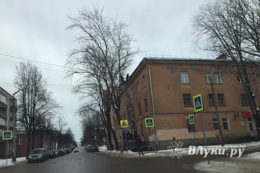 ФОТОФАКТ: В Великих Луках чистят снег