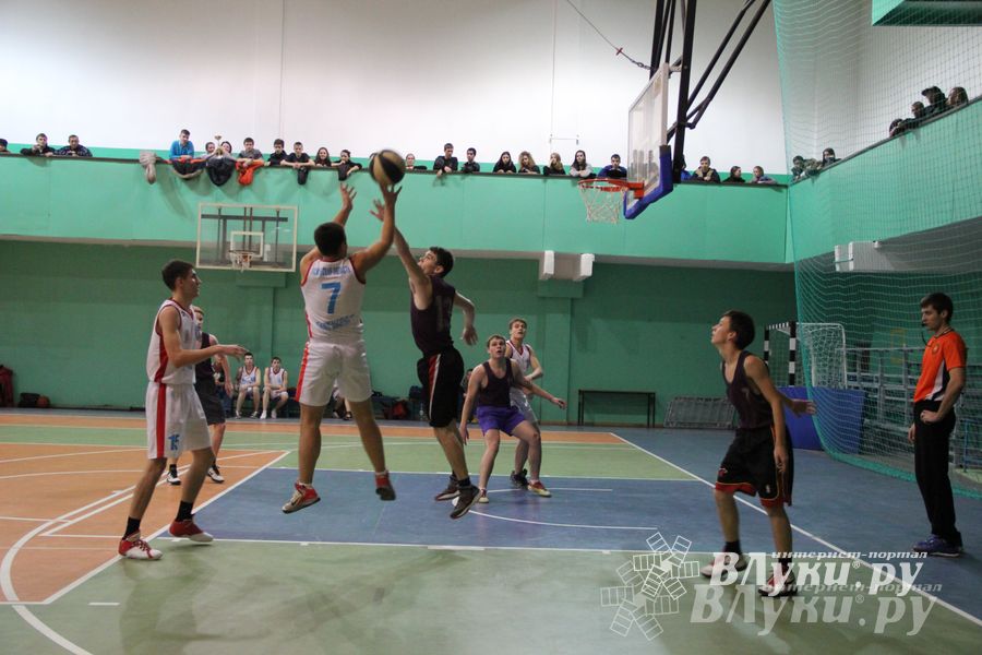 В Великих Луках прошли финальные игры муниципального этапа «КЭС-Баскет» (фото)