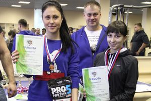 В Великих Луках состоялись Первенство города по жиму штанги и Первый Кубок города по армлифтингу (фото)