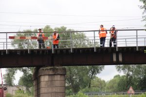 В Великих Луках движение по одной из полос под ж/д путепроводом Лазавица закрыто (ФОТО)