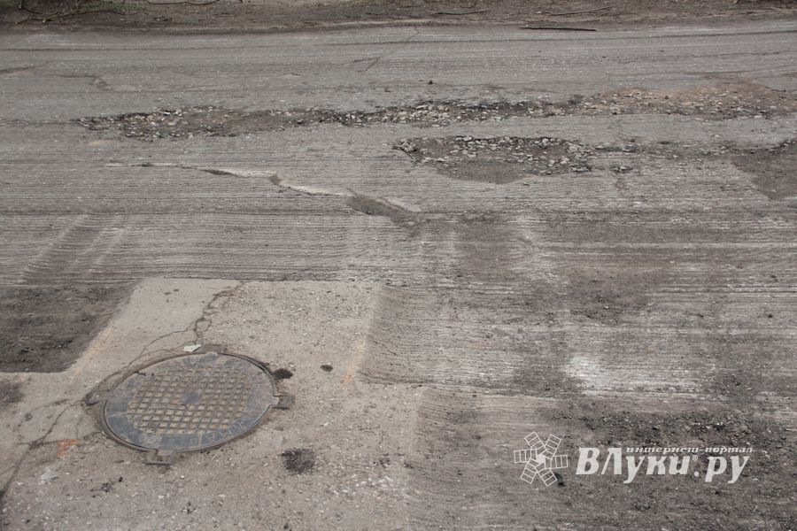 В Великих Луках загодя фрезеруют дороги (ФОТО)