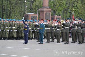 Парад Победы в Великих Луках (фото)