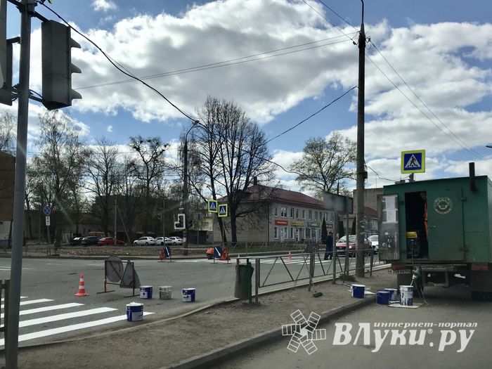 В Великих Луках мусоровоз «притёрся» к охране (ФОТО)