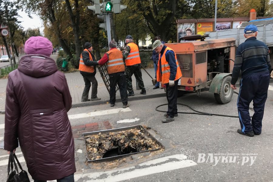 На центральном перекрёстке Великих Лук затруднено движение (ФОТО)