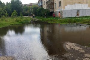 Великолучан беспокоит озеро во дворе дома (ФОТО)