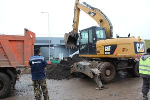 На строительстве путепровода грузовик чуть не ушел под землю