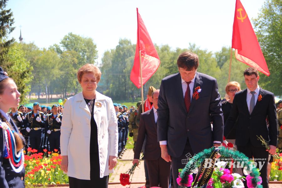 По центральному проспекту Великих Лук прошёл  «Бессмертный полк» (0+) (ФОТО)