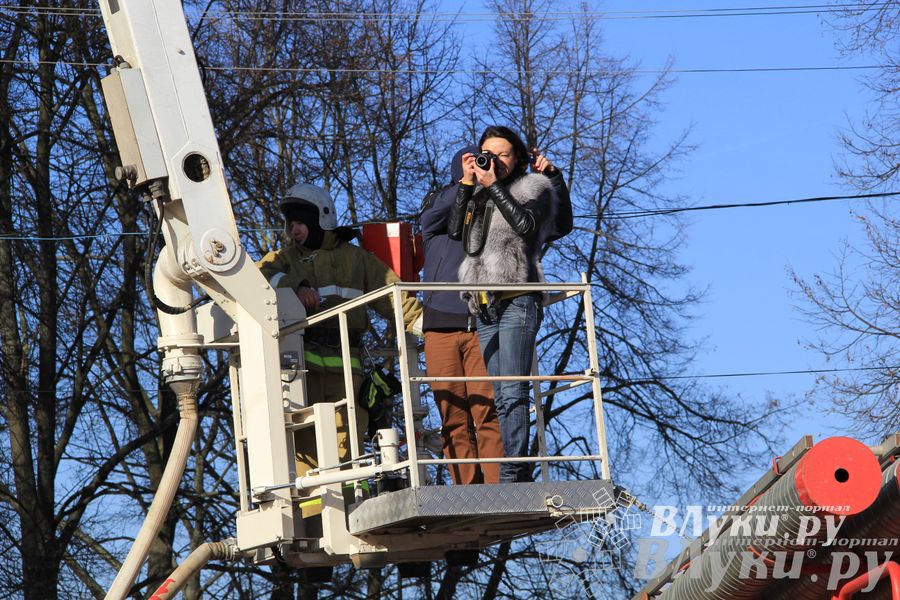 В центре Великих Лук спасатели продемонстрировали свою технику (ФОТО)