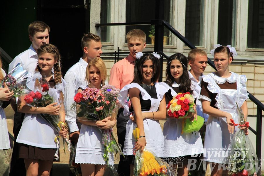 В Великих Луках прозвенели «Последние звонки»