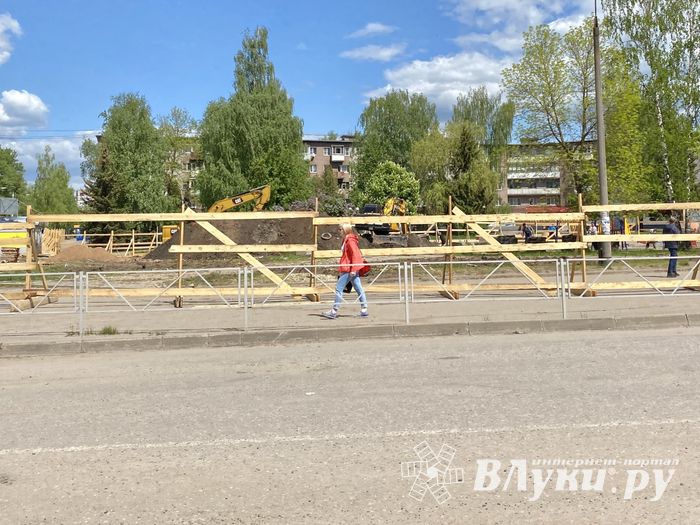 На площади Калинина начали рыть траншеи (ФОТО)