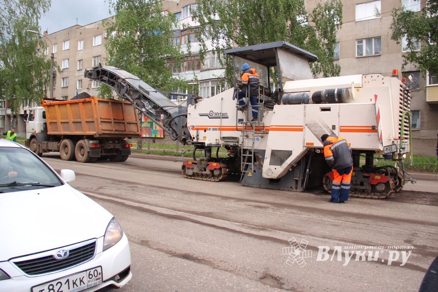 На проспекте Гагарина в Великих луках снимают асфальт (ФОТО)