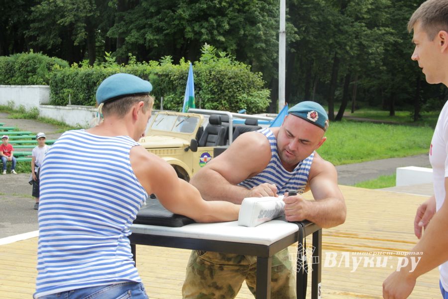 В Великих Луках отмечают День ВДВ (ФОТО)