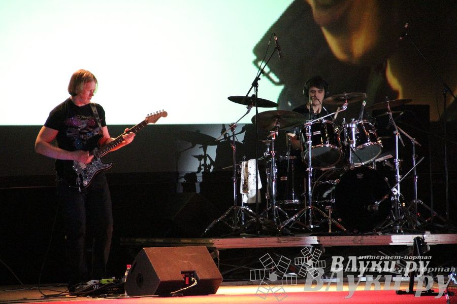 В Великих Луках состоялся концерт Дениса Майданова