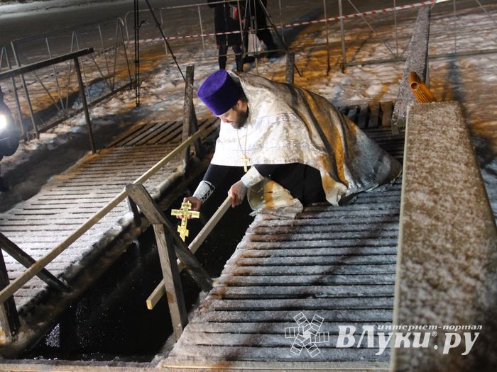 В Великих Луках проходят крещенские купания (ФОТО)