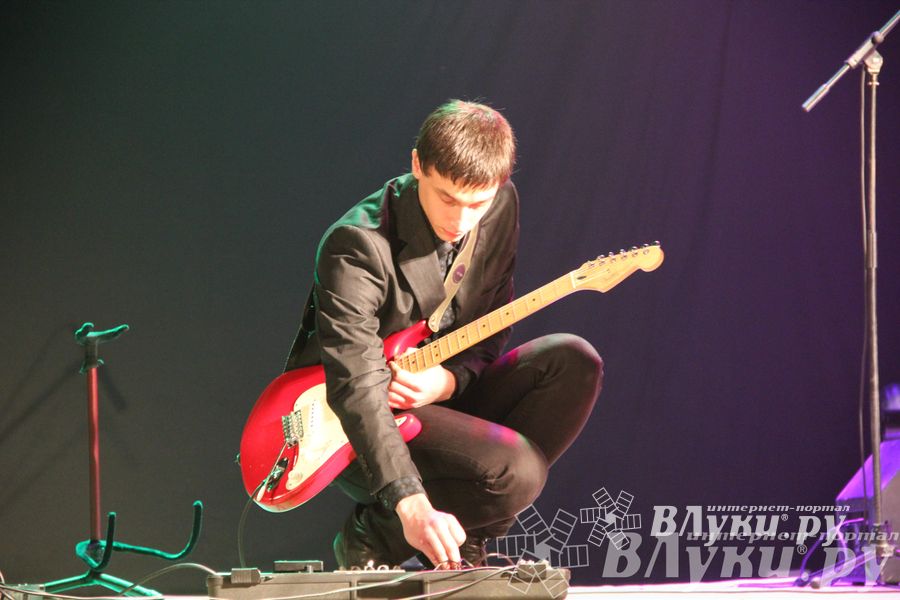 В Великих Луках прошел фестиваль живой музыки «Ставим на аватарках небо» (фото)