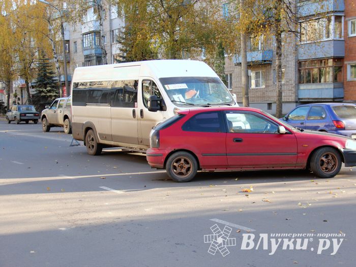 ДТП затруднило движение на пр-те Гагарина в Великих Луках (ФОТО)
