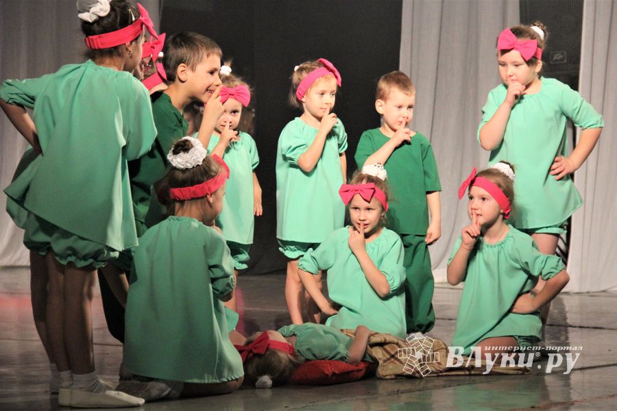 Юные артисты ГДК им. Ленина отметили «Мамин день» (ФОТО)