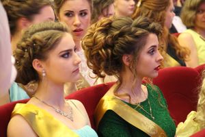 В Великих Луках выпускникам вручили медали «За особые успехи в учении» (ФОТО)