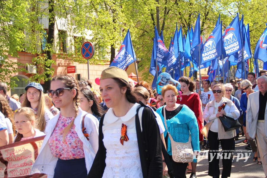 По центральному проспекту Великих Лук прошёл  «Бессмертный полк» (0+) (ФОТО)