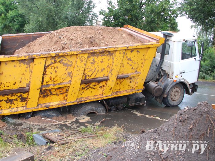 На проспекте Гагарина в Великих Луках провалился грузовик (ФОТО)
