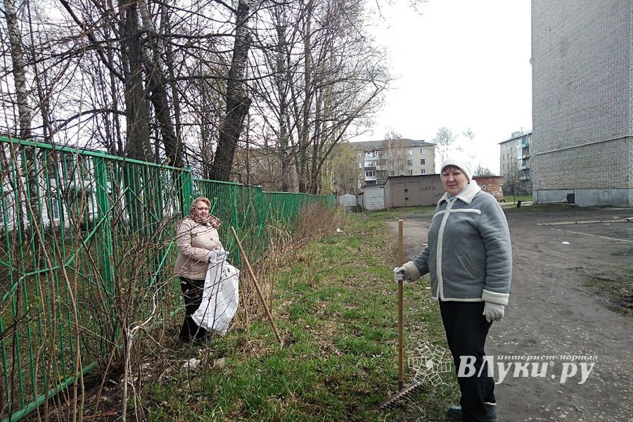 Воспитатели детского сада №16 вышли на субботник (ФОТО)