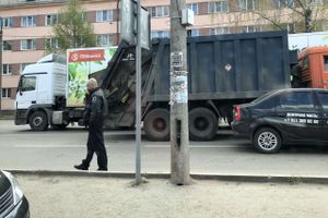 В Великих Луках мусоровоз «притёрся» к охране (ФОТО)