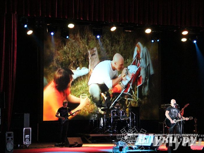 В Великих Луках состоялся концерт Дениса Майданова