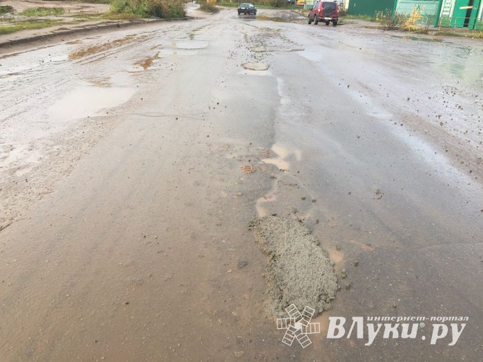 И в дождь, и в стужу бетон — на лужу (ФОТО)