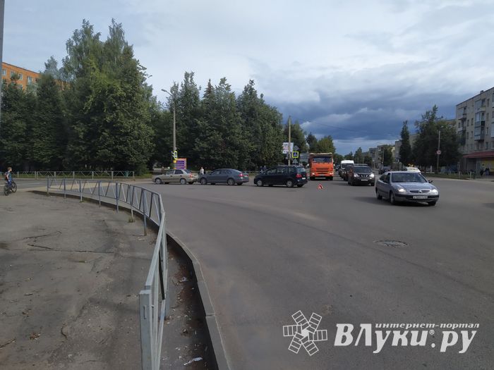 Тройное ДПТ произошло в Великих Луках (ФОТО)