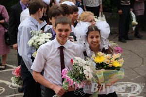 «Последний звонок» в школах Великих Лук