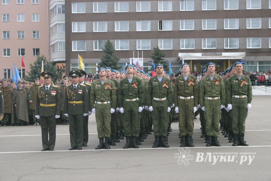 В Великих Луках прошел Военный парад