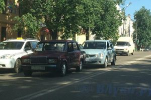 На проспекте Ленина в Великих Луках столкнулись ВАЗ и «Рено» (ФОТО)