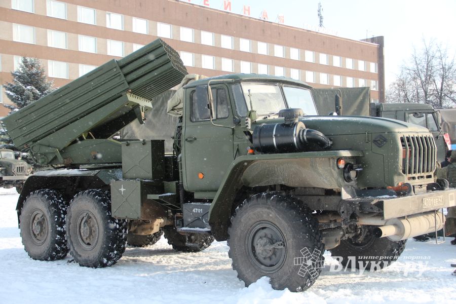 Великолучанам показывают армейскую технику и кормят кашей (6+) (ФОТО)