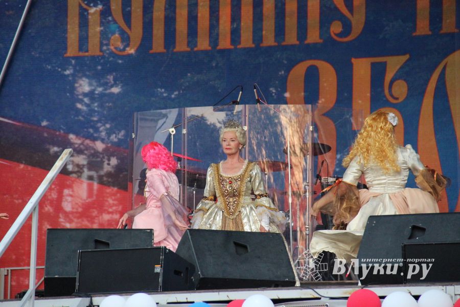 Людмила Чурсина и Пелагея поздравили Великие Луки с 850-летием (ФОТО)