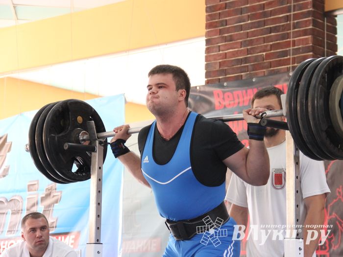 В Великих Луках прошел открытый городской турнир по пауэрлифтингу (фото)