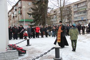 Великолучане почтили память героев-десантников