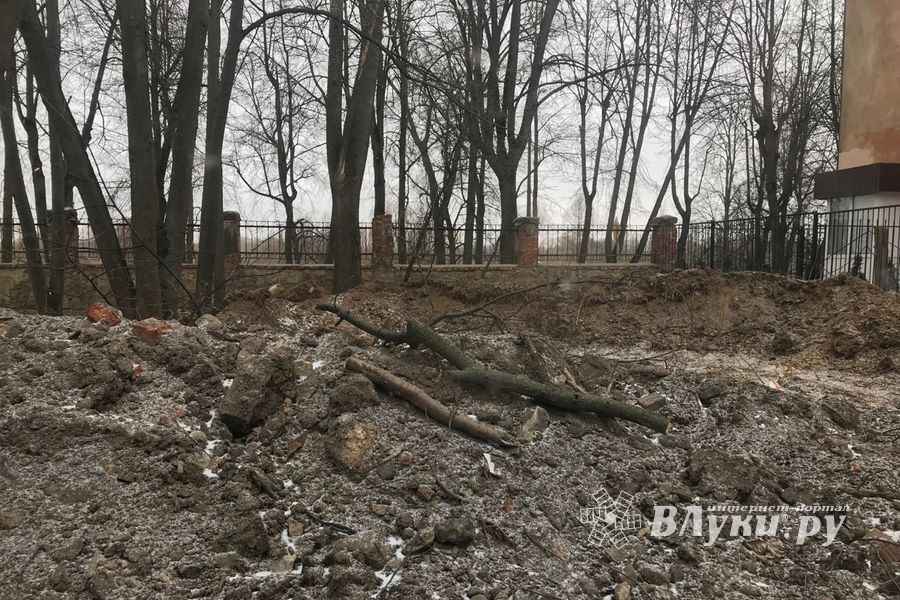 В Великих Луках приводят в порядок территорию Хирургического корпуса больницы (ФОТО)