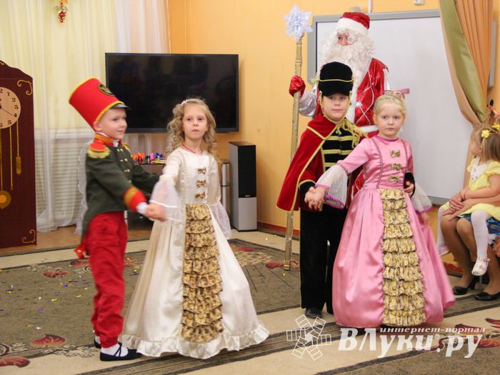 В Великие Луки пришла пора новогодних утренников (ФОТО)