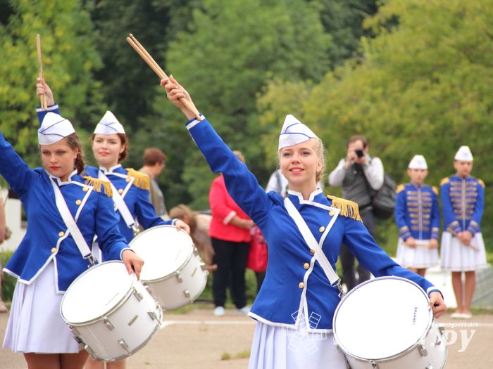 В Великих Луках проходит Международный фестиваль-конкурс среди мажореток и барабанщиц (ФОТО)