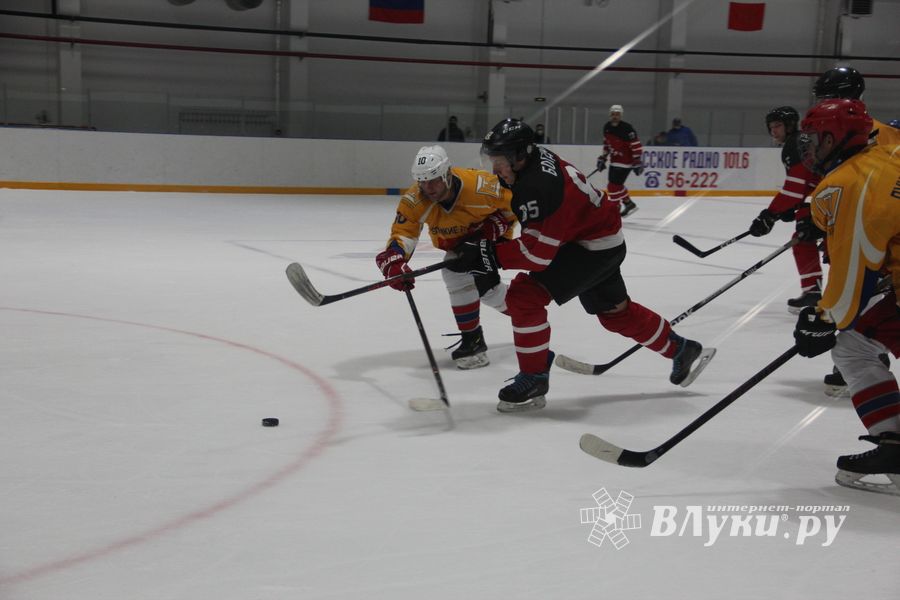 Хоккейные матчи чемпионатов города Великие Луки и Псковской области по хоккею прошли в СОК «Айсберг» (ФОТО)