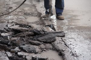 В Великих Луках начался ямочный ремонт улицы Нелидовской (ФОТО)