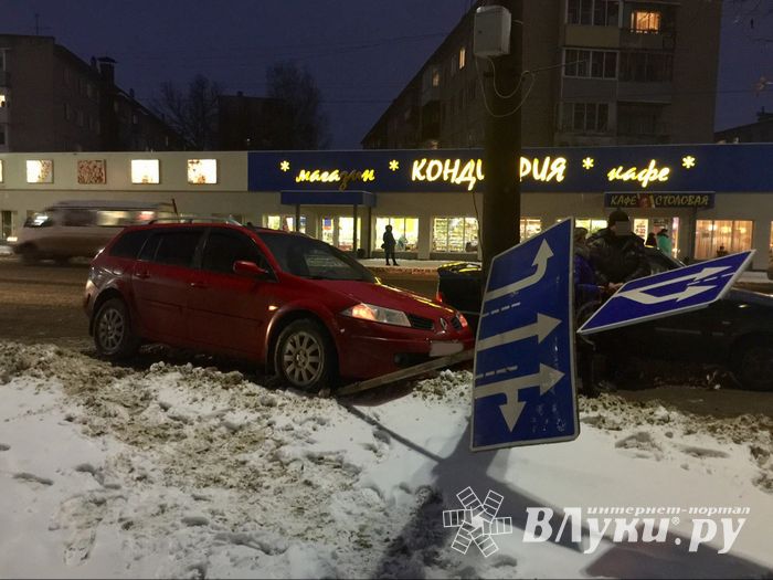 В Великих Луках столкнулись две легковушки и дорожный знак (ФОТО)