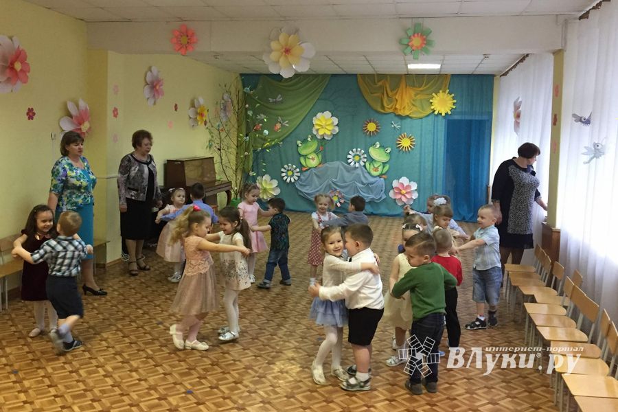 В детских садах Великих Лук проходят утренники к 8 марта (ФОТО)