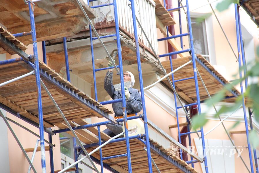 В Великих Луках сажают, стригут и красят (ФОТО)