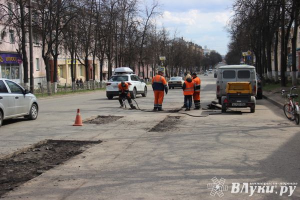 Водителей-великолучан просят быть повнимательнее на проспекте Ленина (ФОТО)