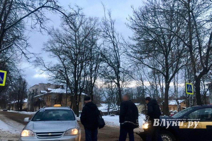 В Великих Луках столкнулись два такси (ФОТО)