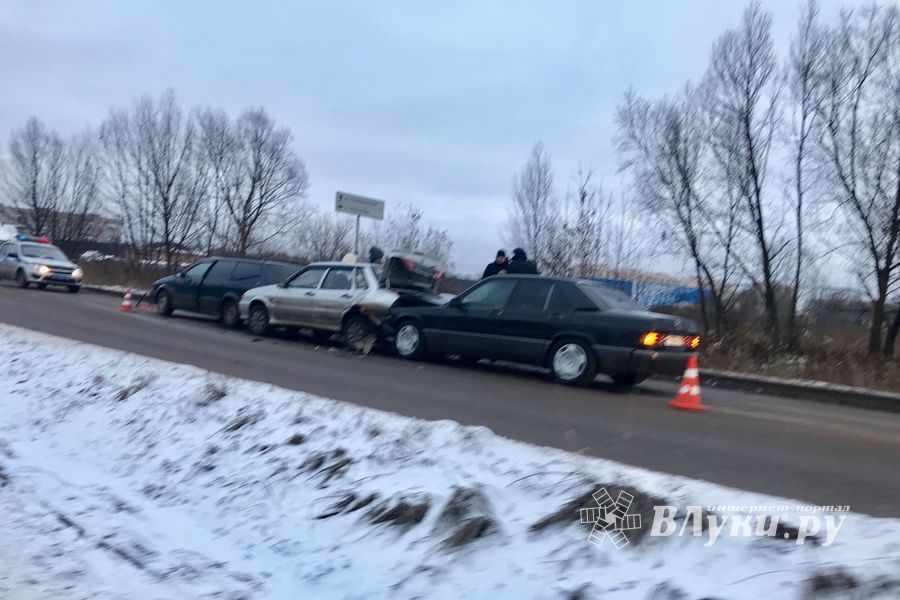 В Великих Луках из-за ДТП образовалась «пробка» (ФОТО)