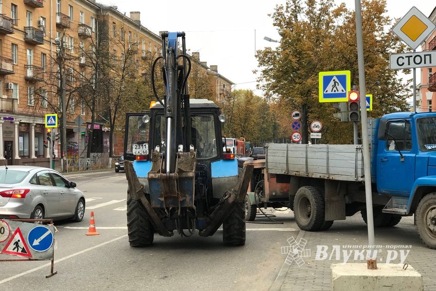 На центральном перекрёстке Великих Лук затруднено движение (ФОТО)