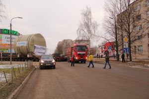 Негабаритный автопоезд вновь следует по улицам Великих Лук